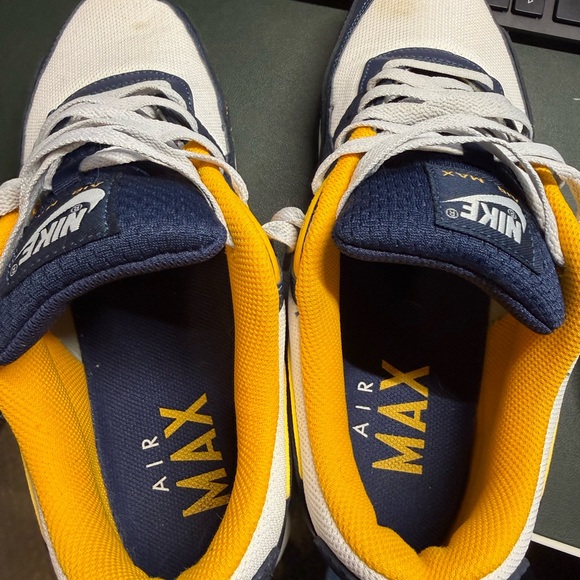 Nike Air Max in Navy and Gold - Picture 6 of 7
